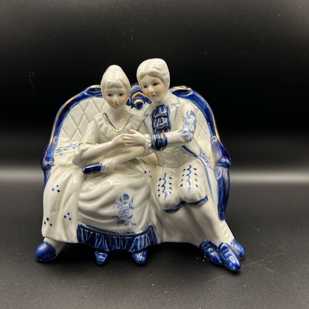 Vintage Delft Porcelain Couple Figurine in Blue and White. 13 cm high